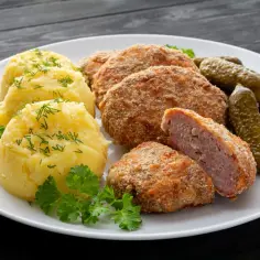 Kotlety mielone z ziemniakami i ogórkami. Zastanawiasz się, jakie przyprawy do kotletów mielonych? Ten talerz wygląda pysznie!