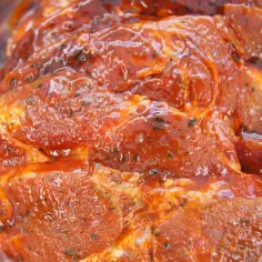Karkówka w aromatycznej marynacie, gotowa do pieczenia. Idealna marynata do karkówki z piekarnika.