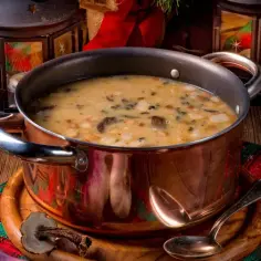 Aromaticzna zupa grzybowa na wigilię, pełna leśnych skarbów, gotowa do podania w miedzianym garnku.