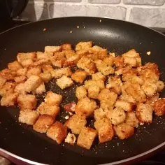 Jak zrobić grzanki czosnkowe do zupy w 10 minut - prosta receptura