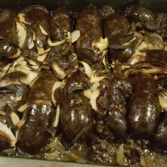 Pyszna kaszanka z piekarnika, pieczona z cebulką, aż nabierze rumianego koloru i apetycznego aromatu.