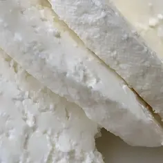 Domowy twaróg z mleka krowiego. Delikatna, biała masa serowa, pokrojona na kawałki. Idealny do śniadania.