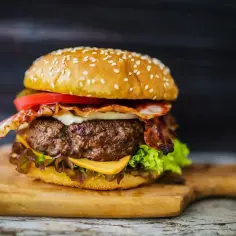 Soczysty burger z bekonem i serem, idealny przykład, jak przyprawić mięso na hamburgery.