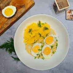 Pyszne jajka w sosie musztardowym z puree ziemniaczanym i koperkiem. Idealne na szybki obiad.