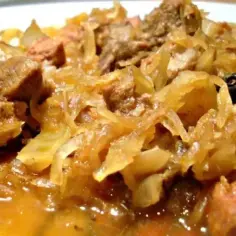 Gęsty, aromatyczny bigos z różnymi rodzajami mięsa. Idealne połączenie kapusty i wieprzowiny, które sprawia, że to danie jest tak pyszne.