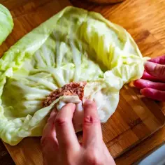 Ręczne zawijanie farszu w liść kapusty. Idealny przepis na gołąbki na 1kg mięsa.