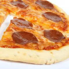 Pyszna pizza pepperoni, z roztopionym serem i chrupiącym ciastem. Zastanawiasz się, ile waży pizza 30 cm?