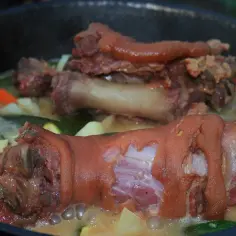 Jaka zupa na golonce wieprzowej? W garnku bulgocze aromatyczny wywar z golonki, ziemniaków, marchewki i cukinii.