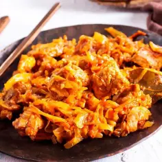 Pyszny bigos z kiszonej kapusty i mięsa, idealny na zimowe wieczory. Oto jak zrobić bigos z kiszonej kapusty krok po kroku.