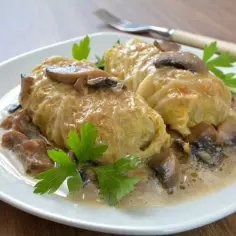 Gołąbki z kaszą gryczaną i pieczarkami, które przygotowała Ania, prezentują się apetycznie w sosie.
