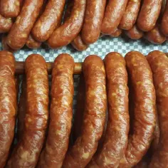Gotowe do wędzenia, świeże kiełbasy swojskie. Idealne na rodzinny obiad, przepis na kiełbasę swojską 5 kg.