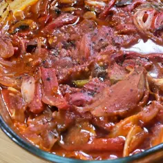 Karkówka po cygańsku babci Basi w sosie pomidorowym z cebulą i papryką, zapiekana w szklanym naczyniu.