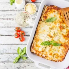 Pyszna lasagne z mięsem mielonym i sosem beszamelowym, gotowa do podania. Idealny przepis na obiad.
