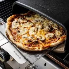 Pieczenie pizzy na grillu w wysokiej temperaturze, ok. 300-400°C, zapewnia chrupiące ciasto i idealnie roztopiony ser.