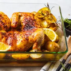 Pieczony kurczak z ziemniakami i cytryną, doprawiony aromatycznymi przyprawami do kurczaka.