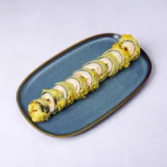 Rzędy chrupiących rolek sushi w panierce tempura, z widocznym krewetkowym nadzieniem. Idealne, by dowiedzieć się, tempura co to jest!