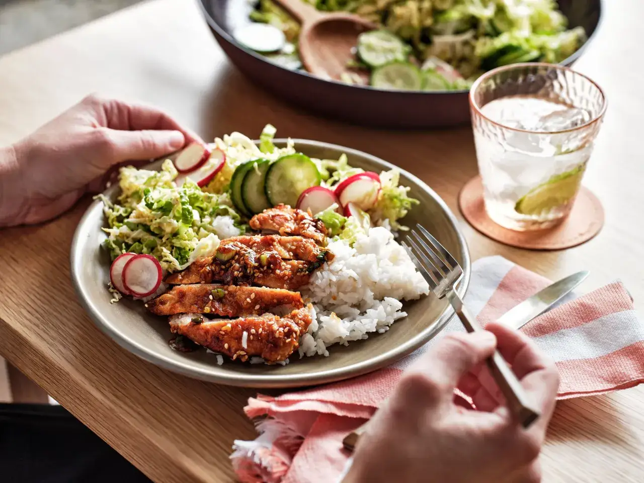 Pyszny teriyaki kurczak z ryżem i świeżą sałatką z rzodkiewką i ogórkiem.