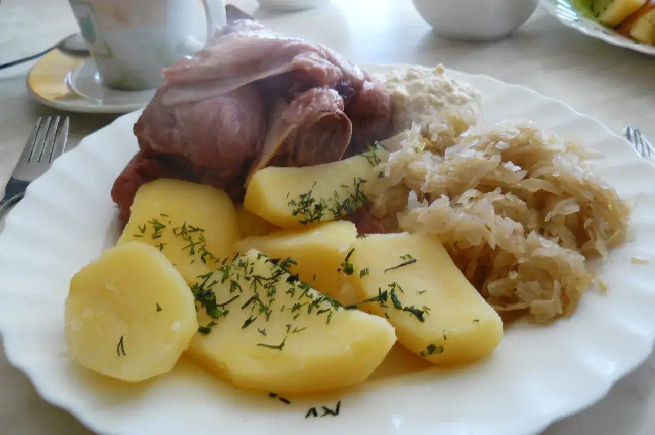 Ania gotuje golonka gotowana z ziemniakami i kapustą kiszoną. Pyszny obiad gotowy!