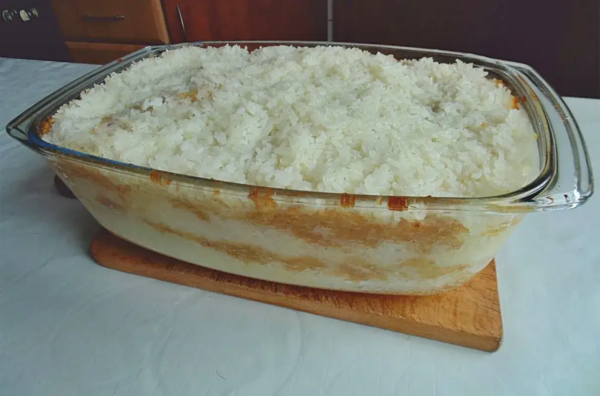 Pyszny ryż zapiekany z jabłkami Ewa Wachowicz w szklanej formie, gotowy do podania.