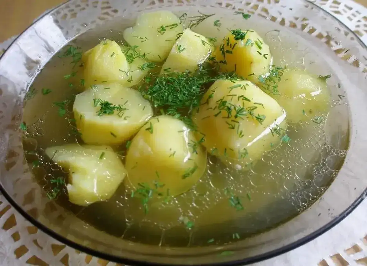 Aksamitny rosół z ziemniakami i koperkiem. Ciepłe, sycące danie, idealne na chłodne dni.
