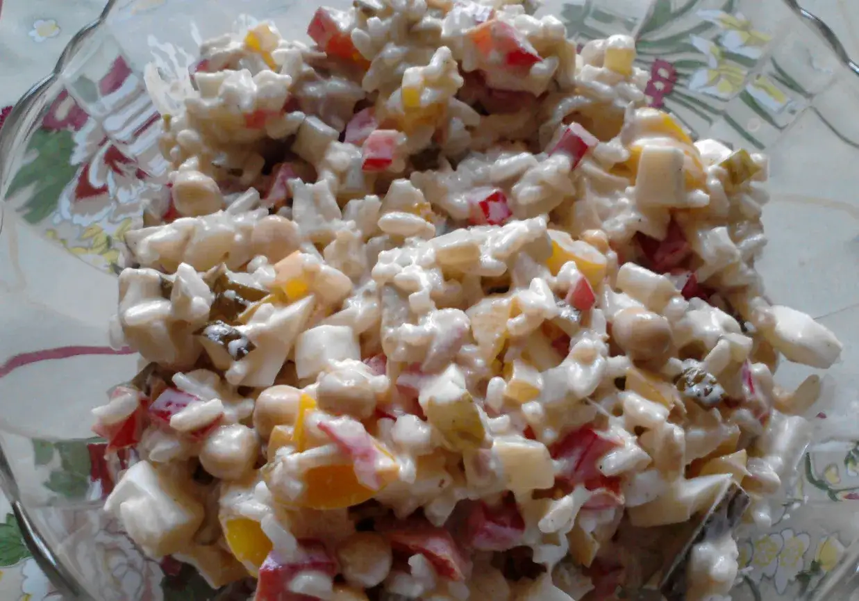 Szybka sałatka z ryżem i jajkiem, pełna kolorowych warzyw i chrupiących dodatków, idealna na szybki lunch.