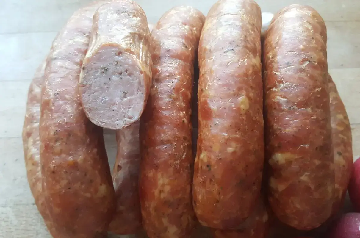 Gotowy przepis na kiełbasę swojską 5 kg. Pachnące, domowe wędliny, idealne na grilla i do kanapek.