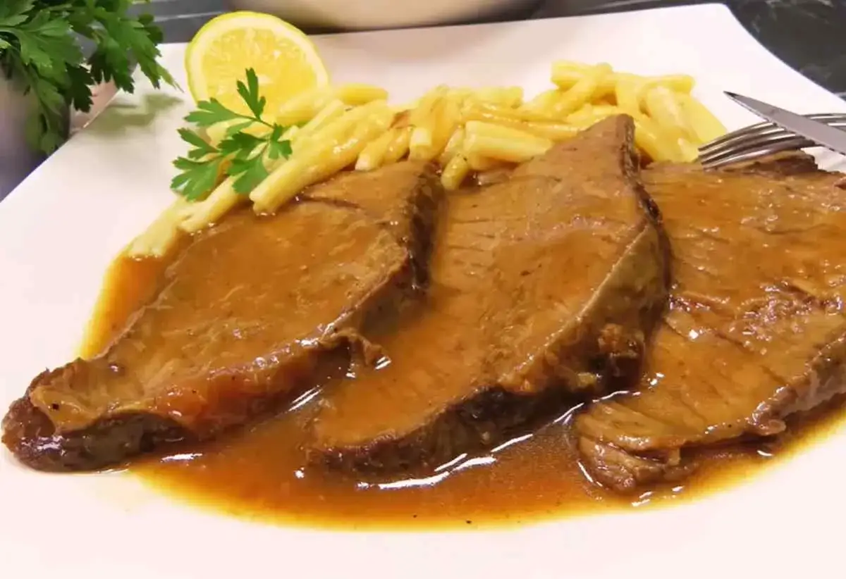 Tradycyjne bitki wołowe w sosie, podane z makaronem, cytryną i natką pietruszki. Pyszny przepis na obiad.