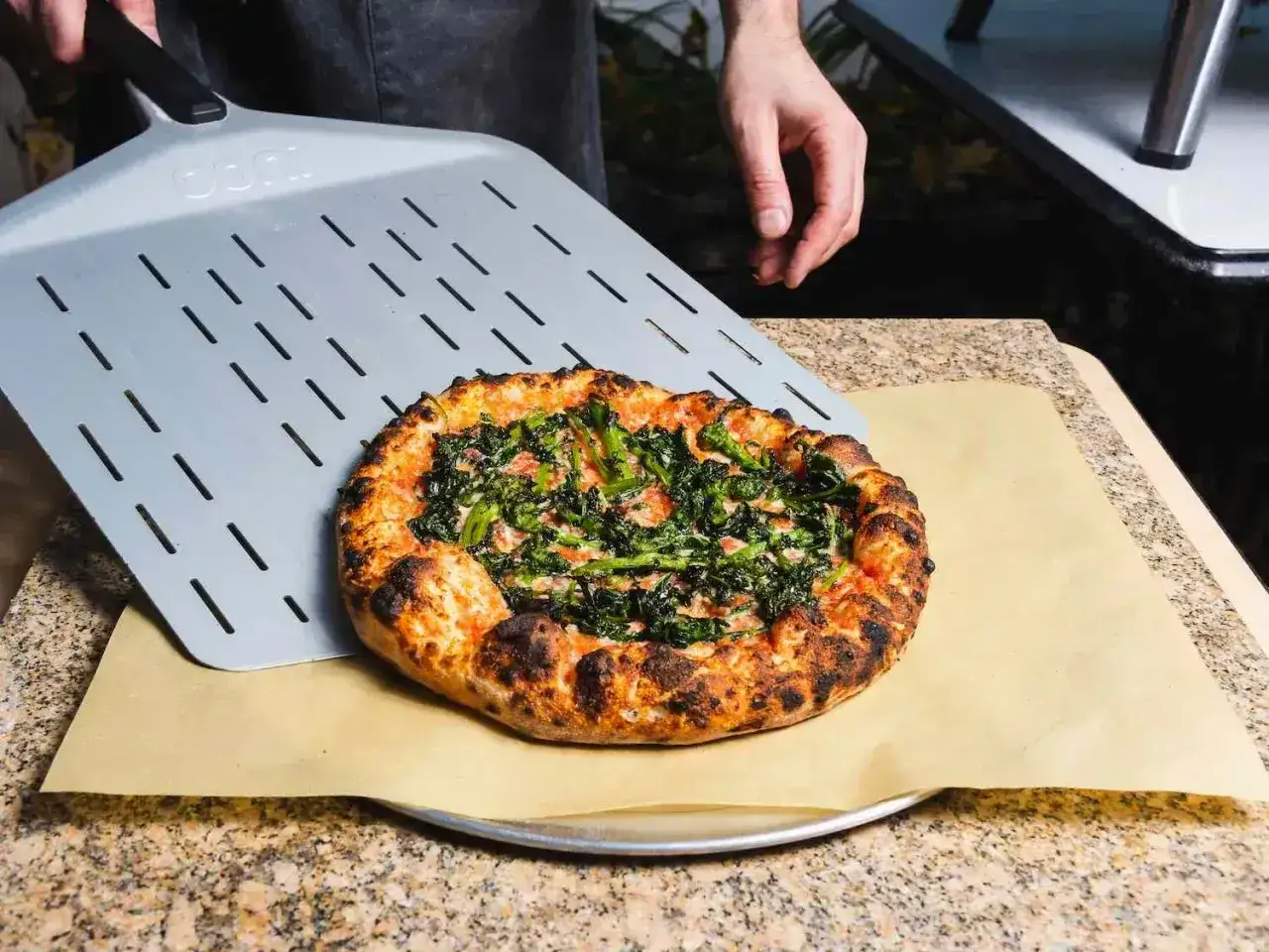 Idealna pizza włoska przepis na chrupiące ciasto i świeże dodatki. Właśnie wyjęta z pieca, gotowa do podania.