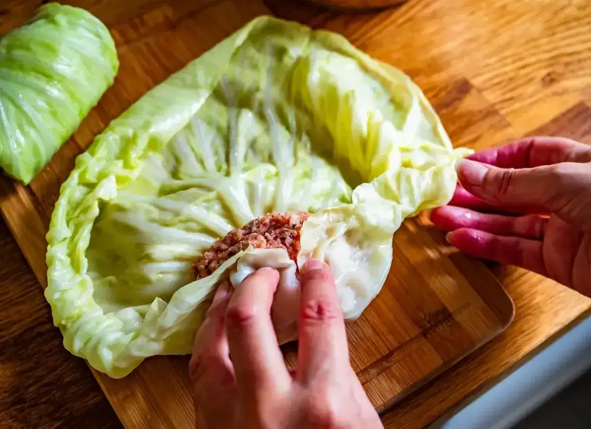 Ręczne zawijanie farszu w liść kapusty, przygotowanie do gołąbków na 1kg mięsa.