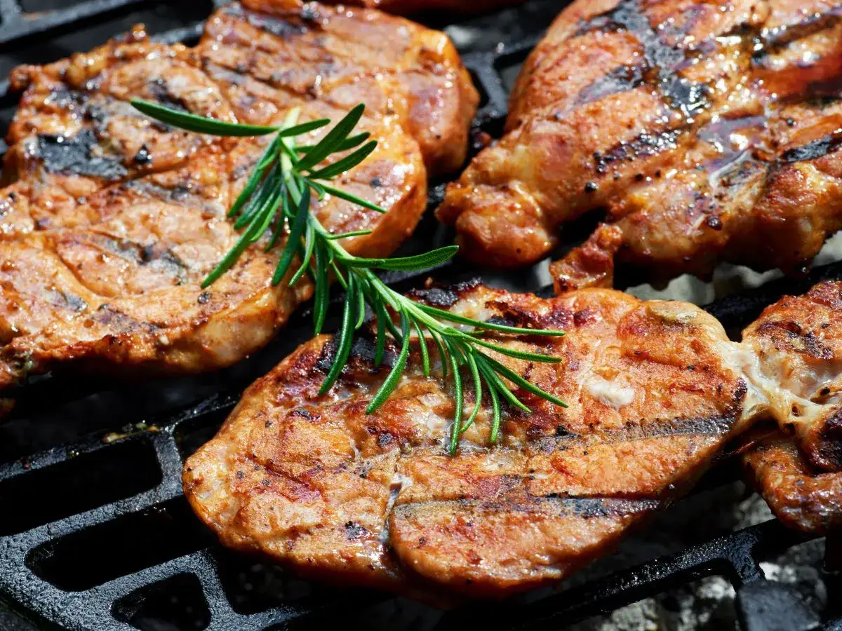 Soczysta karkówka na grillu, idealna marynata do karkówki na grilla, z gałązką rozmarynu.