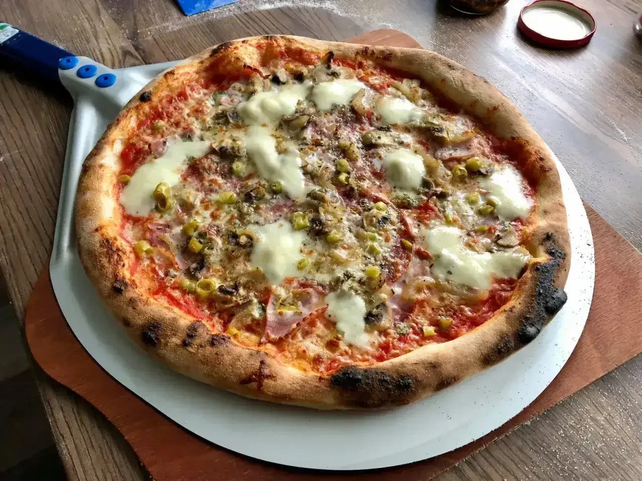 Idealna pizza na drewnianej desce, z chrupiącym brzegiem i pysznymi dodatkami. To najlepsza pizza przepis, jaki kiedykolwiek próbowałeś!