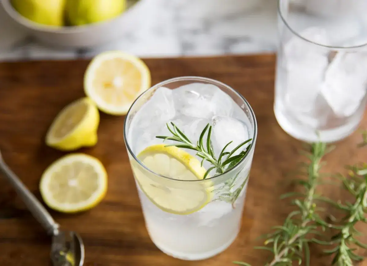 Idealne proporcje ginu z tonikiem: orzeźwiający drink z lodem, cytryną i rozmarynem.