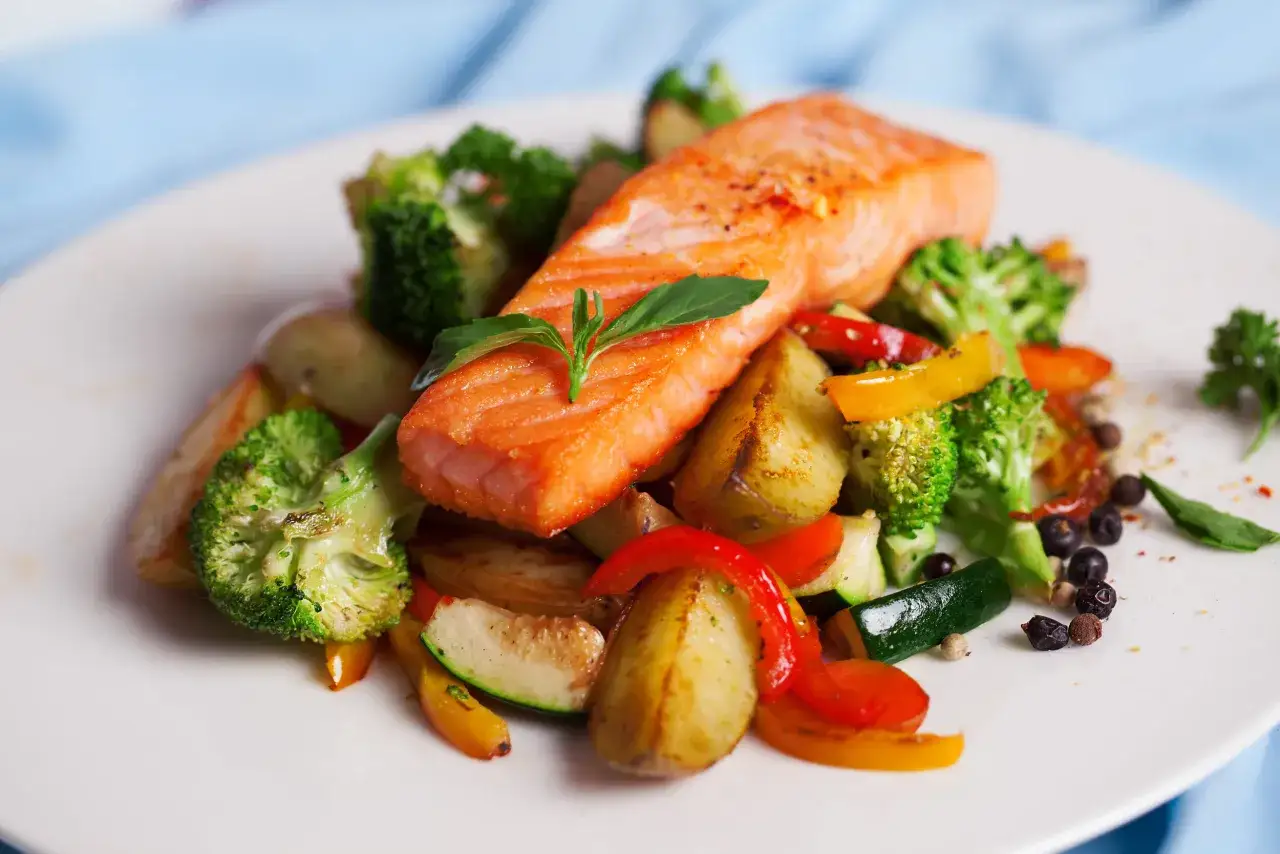 Aksamitny łosoś z pieczonymi ziemniakami i kolorowymi warzywami. Czy łosoś jest zdrowy? Tak, to bogactwo kwasów omega-3!