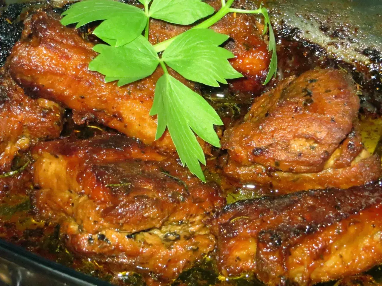 Soczyste żeberka w sosie, pieczone w idealnej temperaturze. Zioła dodają im aromatu.