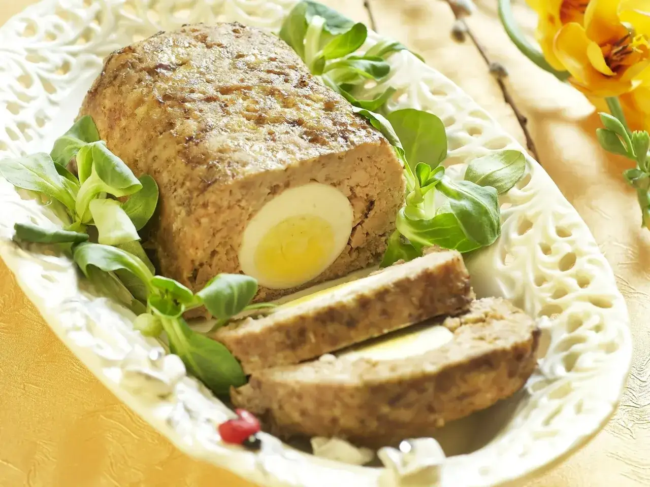 Tradycyjny klops z jajkiem w środku, podany z sałatką. Idealny przepis na wielkanocny stół.