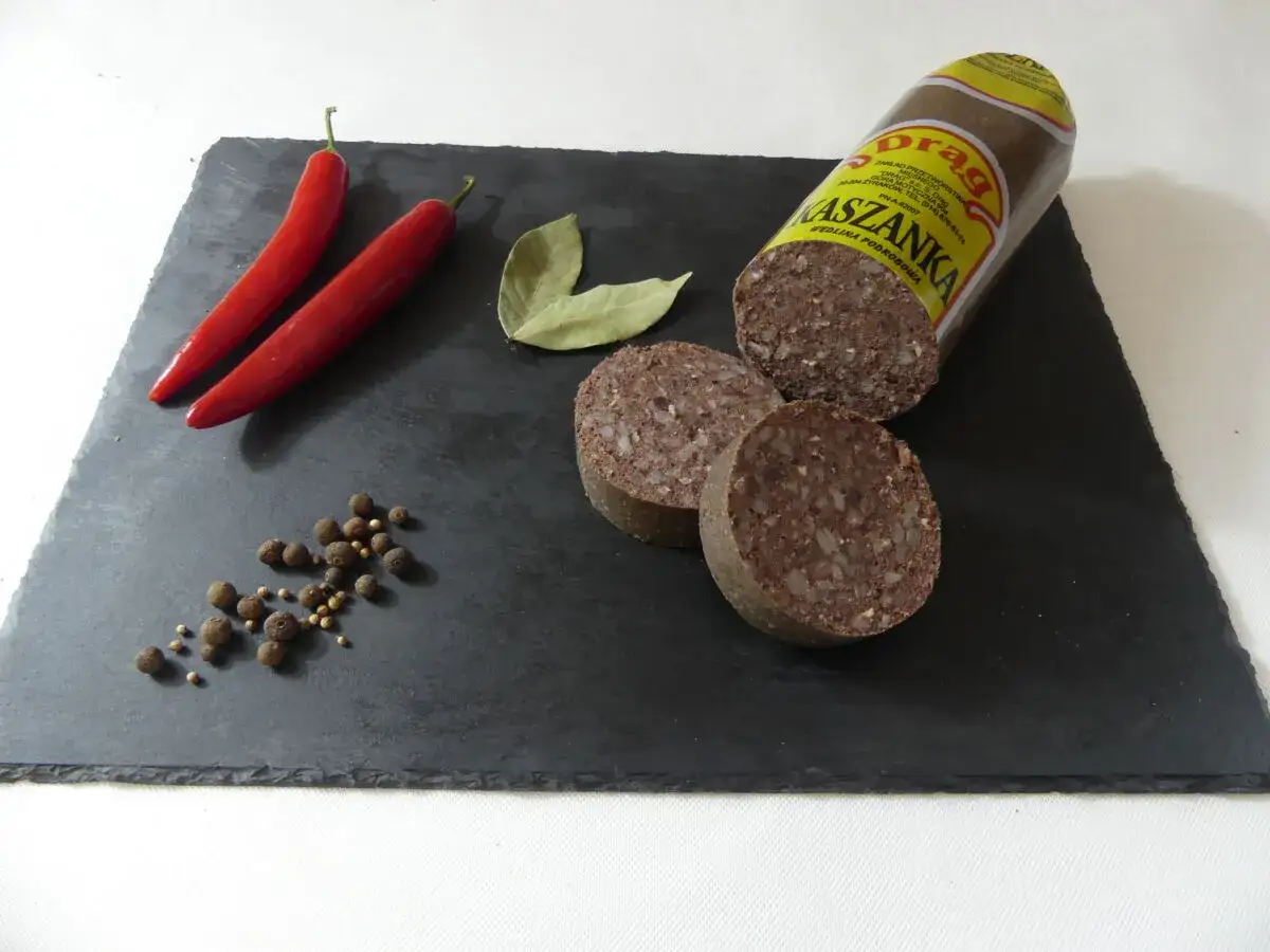 Kaszanka z krwi i kaszy, z dodatkiem pieprzu, ziela angielskiego i papryczek chili.