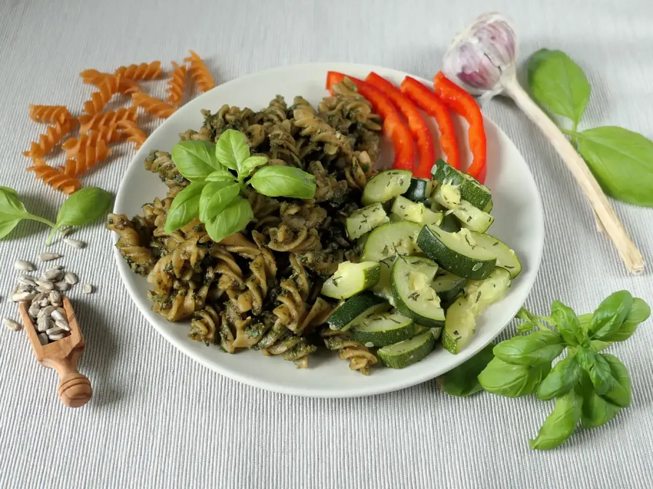 Makaron z pesto, cukinią i papryką. Idealny pomysł, jak zrobić pesto, które zachwyci smakiem.