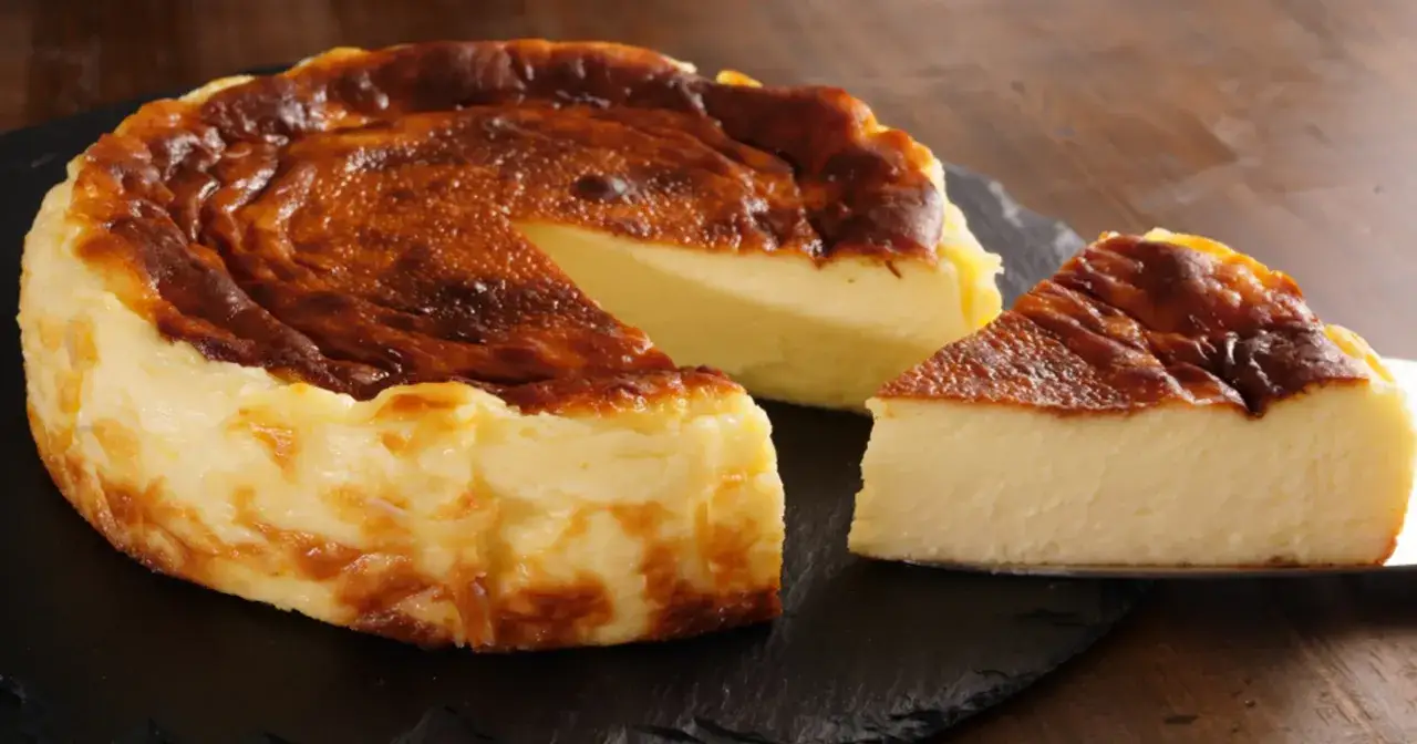 Pyszny, lekko przypieczony sernik z kremowym wnętrzem. Idealny na deser, choć warto pamiętać o jego sernik kcal.