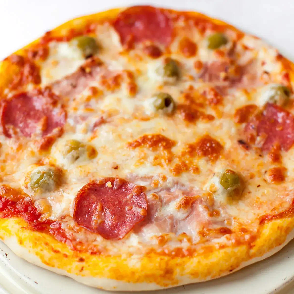 Zdjęcie Jak zrobić ciasto na pizzę – proste przepisy i cenne wskazówki