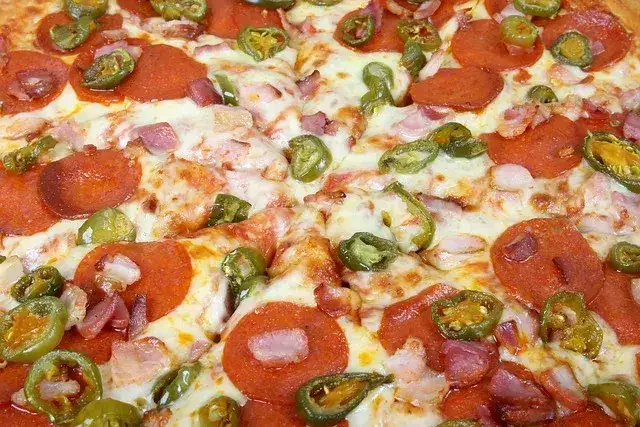 Zdjęcie Ile gram ma pizza 32 cm? Odkryj, co wpływa na jej wagę