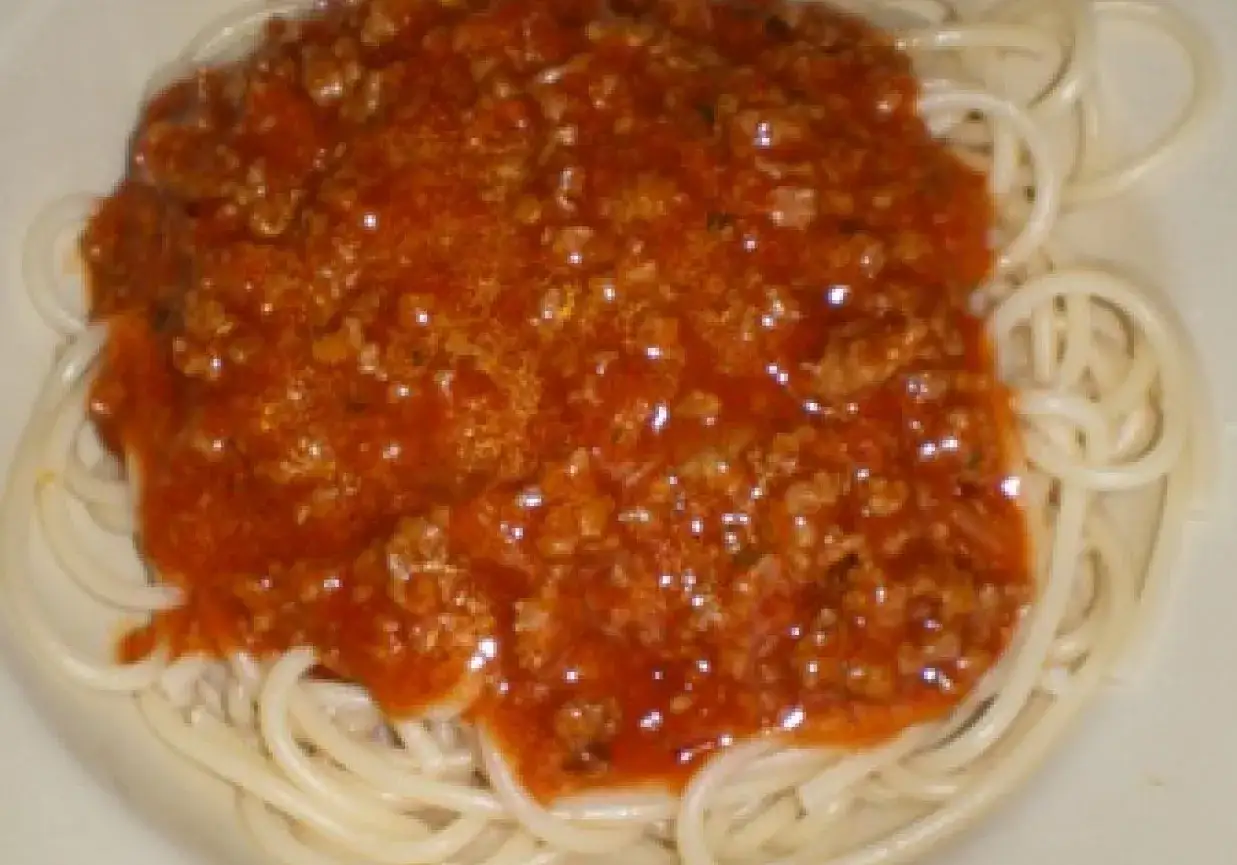 Porcja spaghetti z sosem bolognese. Pyszne danie, które warto znać pod kątem spaghetti z mięsem mielonym kcal.