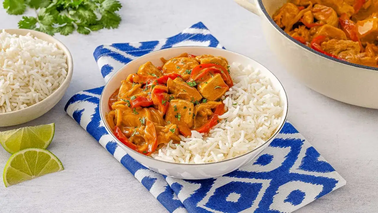 Pyszny kurczak w sosie curry z papryką i ryżem. Prosty przepis na szybki obiad.
