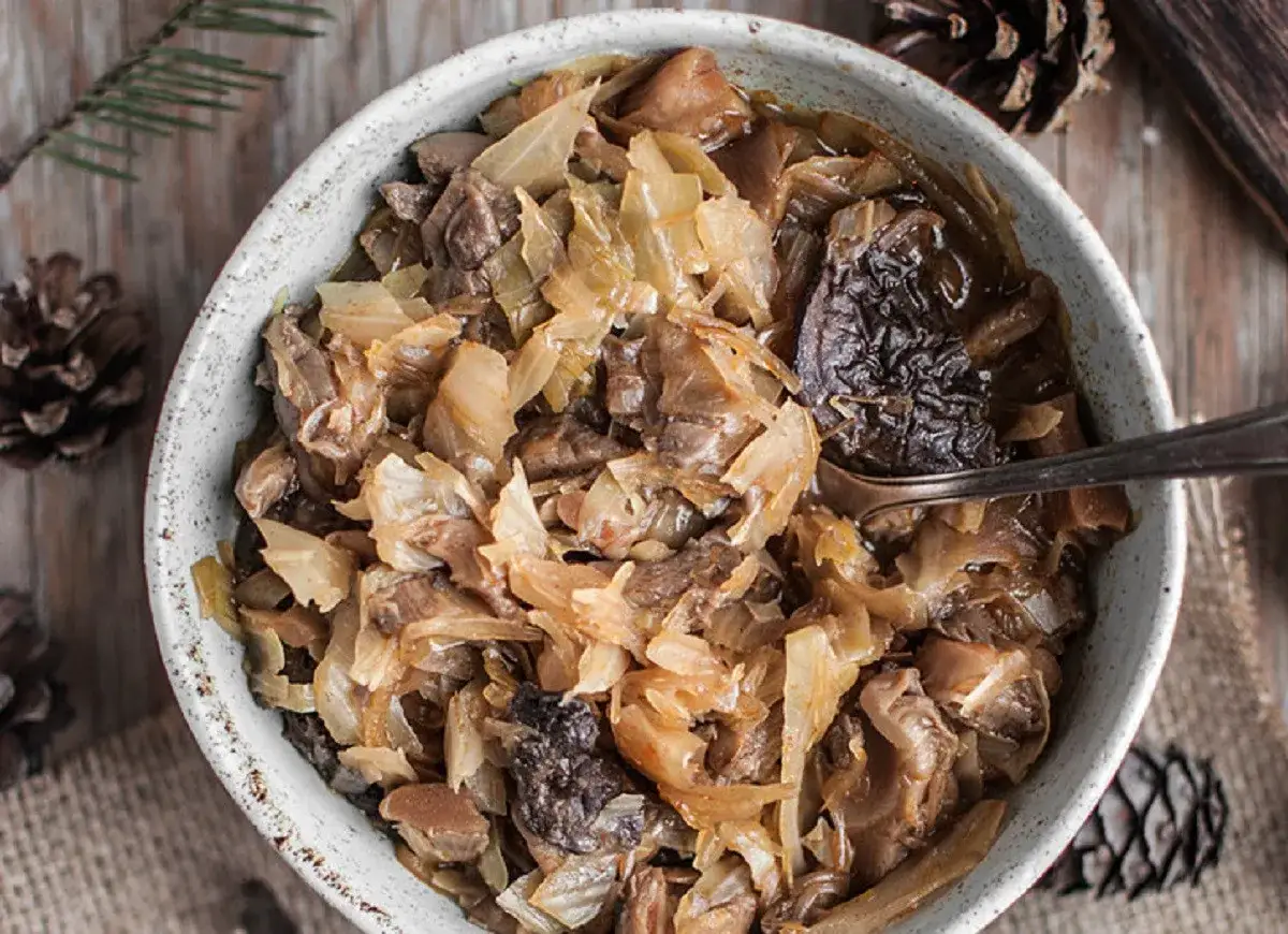 Pyszny bigos z kiszonej kapusty i mięsa, gotowy do podania. Idealny przepis, jak zrobić bigos z kiszonej kapusty.