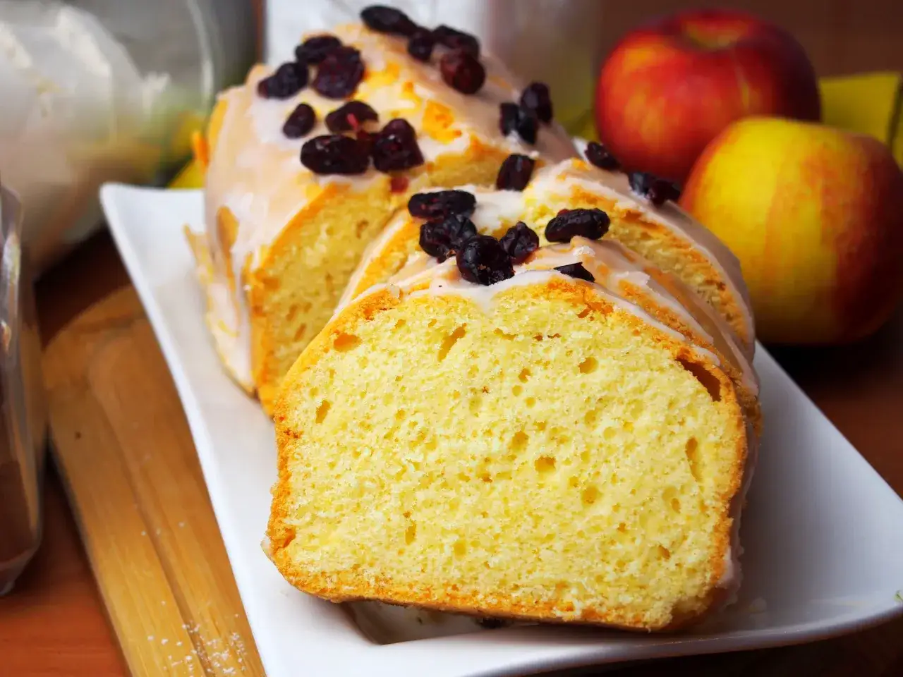 Najbardziej wilgotna babka z lukrem i żurawiną, obok jabłek. Idealna na deser.