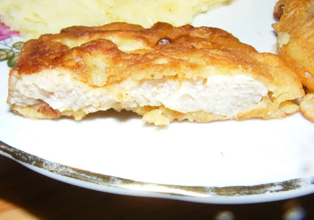 Soczysta pierś po parysku, chrupiąca panierka i kremowe puree ziemniaczane. Pyszny obiad w paryskim stylu.