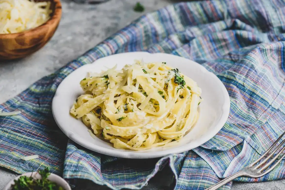 Pyszne fettuccine z parmezanem i ziołami. Różne rodzaje makaronu mogą wyglądać równie apetycznie.