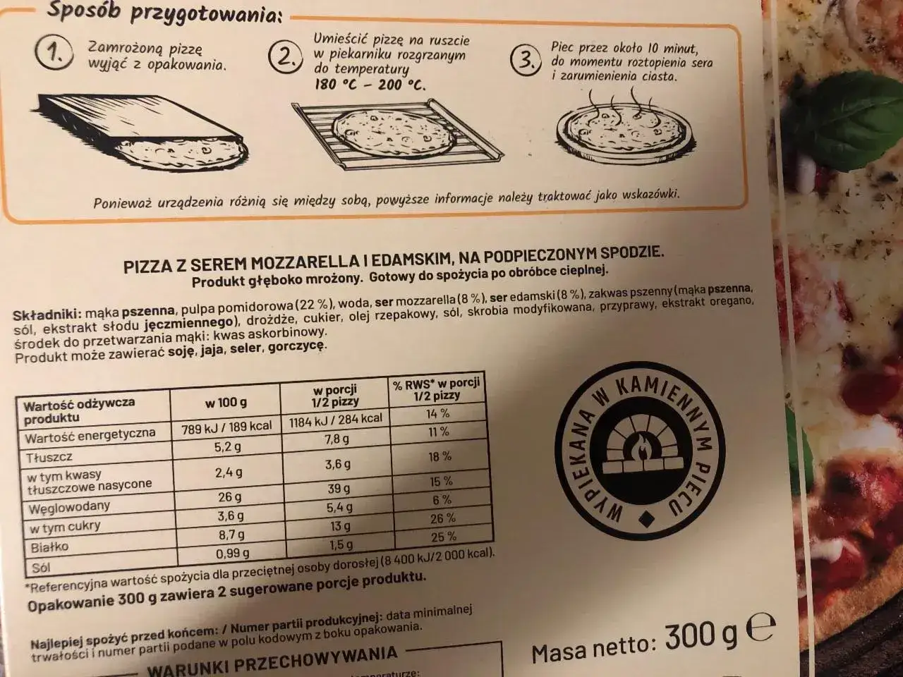 Pizza waży 300 g, co daje dwie porcje. Instrukcja przygotowania pokazuje, jak upiec mrożoną pizzę.