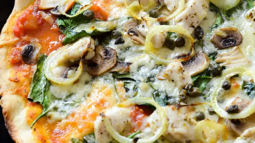 Zdjęcie Kurczak na pizzę surowy czy smażony – który wybór jest lepszy?