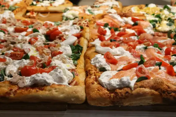 Ciasto na pizzę - idealny przepis. Chrupiący spód w domu!