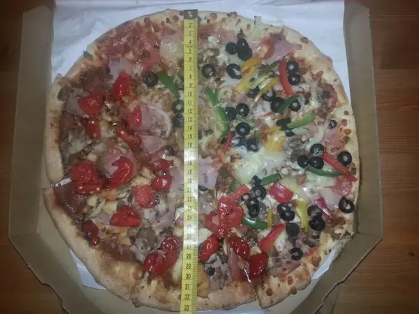 Dominos duża pizza ile cm? Sprawdź wymiary i porównania rozmiarów